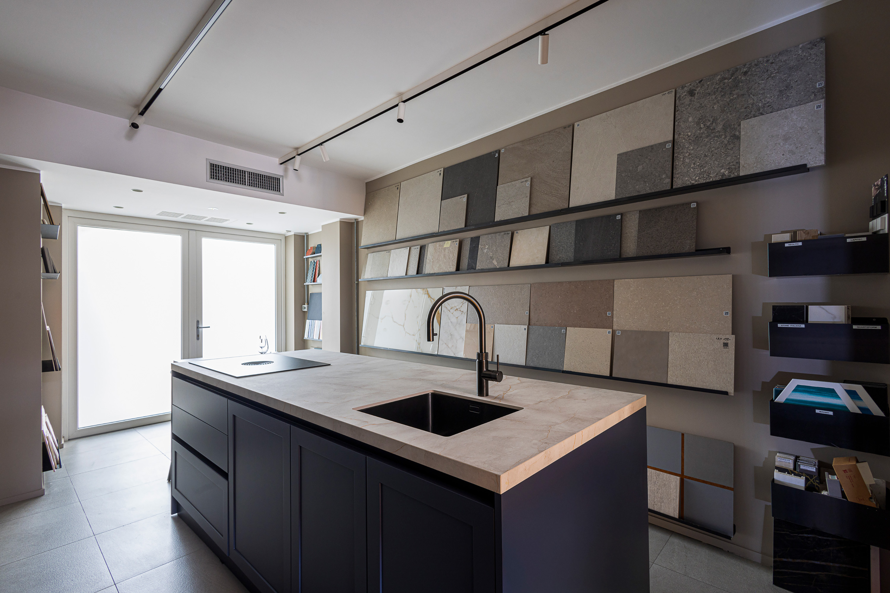 Showroom cucina in materioteca