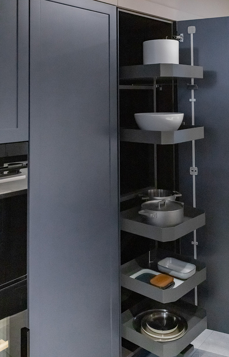 Cucina armadio stoviglie